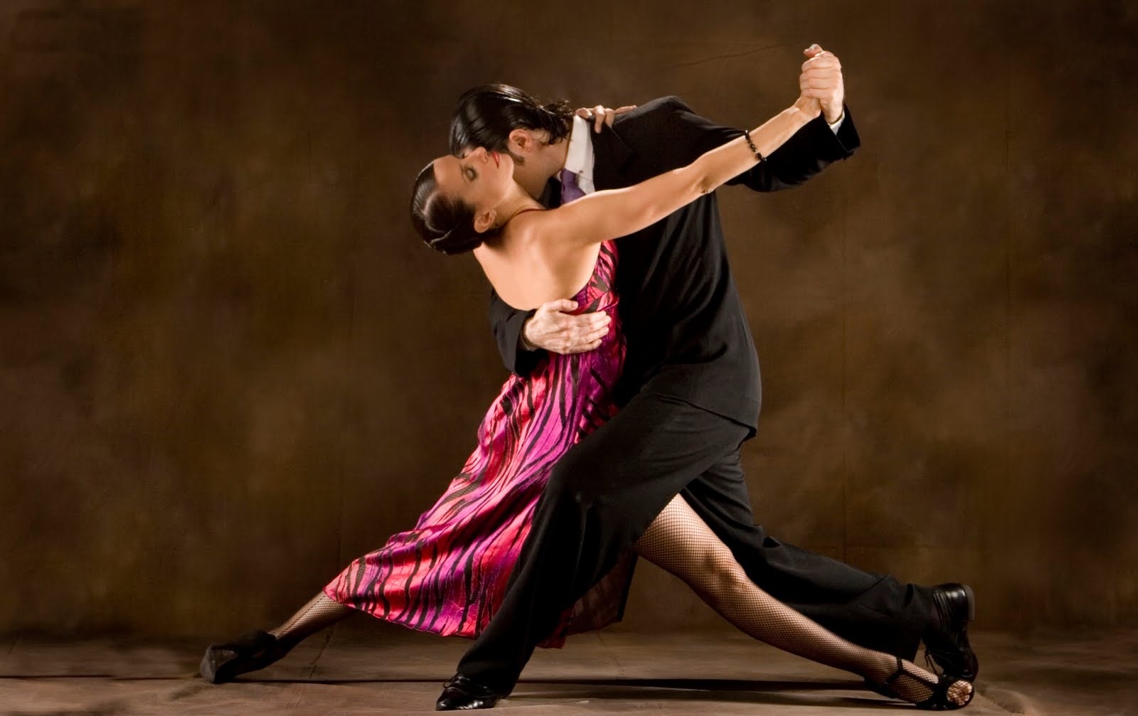 dos bailarines bailando tango mientras escuchan canciones para bailar