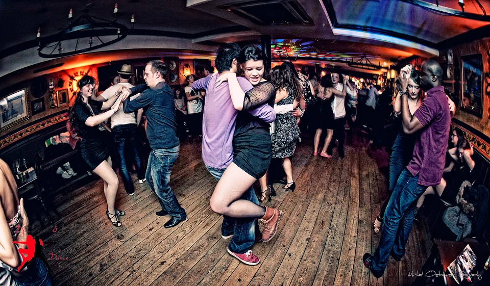 bailando salsa en pareja para principiantes en la tasca aberdeen